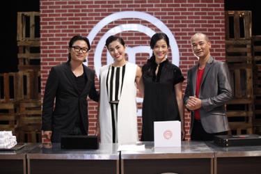 Ban giám khảo của Masterchef Vietnam 2014: (từ trái qua) đầu bếp Luke Nguyễn, diễn viên Tăng Thanh Hà, doanh nhân Kim Oanh và đầu bếp Tuấn Hải.