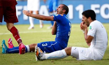 Suarez (trắng) và Giorgio Chilellini trong sự cố gây tranh cãi.