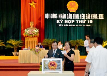 Các đại biểu bỏ phiếu bầu bổ sung Ủy viên UBND tỉnh nhiệm kỳ 2011-2016