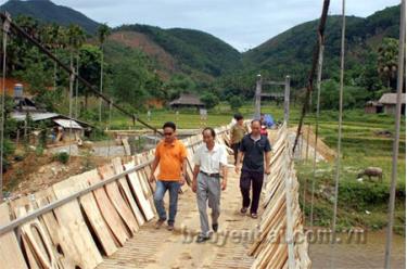 Cầu treo vào thôn 6, xã Khánh Hòa (Lục Yên) được đầu tư từ nguồn vốn 135 đã đưa vào sử dụng.