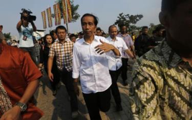 Hình ảnh gần gũi này của ông Jokowi hoàn toàn đối lập với đối thủ của mình, ông Prabowo Subianto. Hơn thế nữa, trên thực tế, ông Jokowi cũng là một người đàn ông trưởng thành từ trong hoàn cảnh khó khăn.
