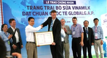 Ông Richard De Boer, đại diện Tổ chức Chứng nhận Global G.A.P. ConTrolUnion (Hà Lan) trao giấy chứng nhận đạt chuẩn quốc tế Thực Hành Nông Nghiệp Tốt Toàn cầu (Global G.A.P.) cho trang trại của Vinamilk.