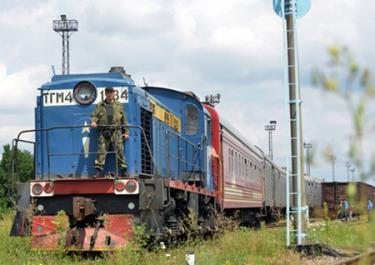 Đoàn tàu chở thi thể các hành khách thiệt mạng trong thảm họa MH17 về tới thành phố Kharkiv, Ukraine.