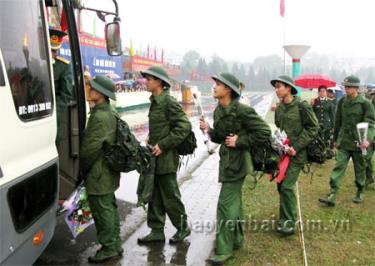 Tân binh thành phố hăng hái lên đường nhập ngũ.
