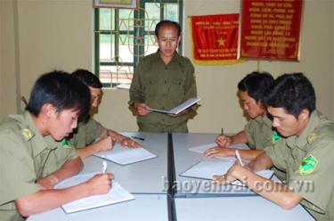 Ban Công an xã bàn phương án đấu tranh phòng, chống tội phạm trên địa bàn.
