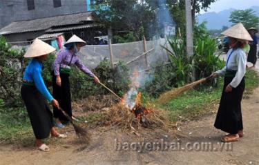 Hội viên hội phụ nữ xã Thạch Lương vệ sinh đoạn đường tự quản.