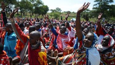 Các phụ nữ tại Kenya giơ tay biểu quyết tán thành việc chống nạn cắt âm vật.