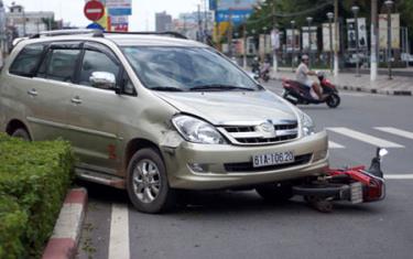 Hai phụ nữ đi xe máy bị ôtô húc văng xa nhiều mét.