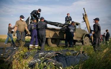 Thi thể các nạn nhân vụ MH17 được đưa khỏi hiện trường