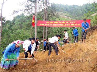 Thanh niên tình nguyện Mù Cang Chải giúp dân làm mới đường giao thông liên bản.
