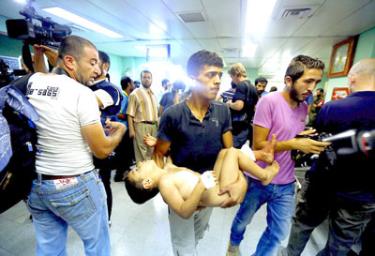 Cấp cứu một em bé bị thương ở Dải Gaza.