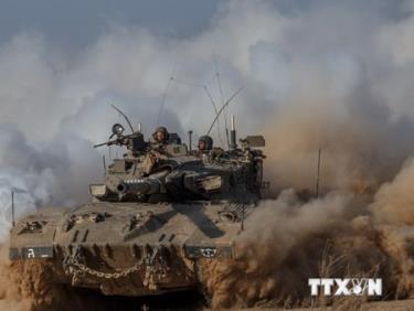 Xe tăng Merkava của Israel triển khai tại khu vực biên giới với Dải Gaza ngày 27/7.