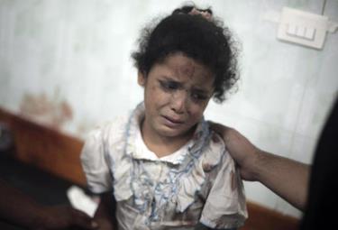 Bé gái bị thương sau đợt pháo kích của Israel vào trường học ở Dải Gaza