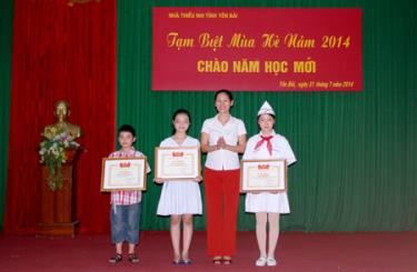 Thừa ủy quyền của Trung ương Đoàn, đồng chí Đoàn Thị Thanh Tâm - Phó bí thư Tỉnh đoàn, Chủ tịch Hội đồng đội tỉnh trao bằng khen của Trung ương Đoàn cho các đội đạt thành tích cao trong các kỳ Liên hoan