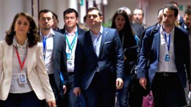Thủ tướng Hy Lạp Alexis Tsipras (giữa) và Chính phủ của ông đang tìm kiếm thỏa thuận vào phút chót.