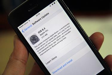 Thông báo cập nhật iOS 8.4 cho iPhone 5S.
