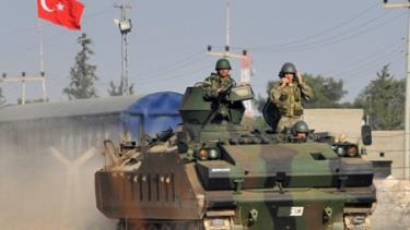 Xe tăng quân đội Thổ Nhĩ Kỳ triển khai trên biên giới với Syria.