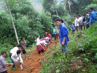 Đoàn viên, thanh niên huyện Văn Yên tham gia mở mới đường giao thông nông thôn, góp sức xây dựng nông thôn mới.
