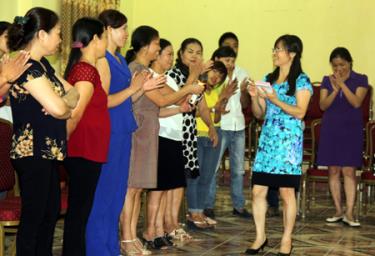 Các giảng viên chia sẻ kinh nghiệm với các học viên.