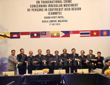 Thứ trưởng Bộ Công an Tô Lâm (thứ 4 từ phảisang ) cùng các bộ trưởng ASEAN và Tổng thư ký ASEAN tại Hội nghị.