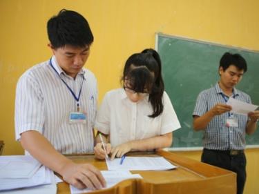 Thí sinh làm thủ tục dự thi trung học phổ thông quốc gia 2015.