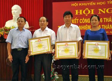 Lãnh đạo Hội Khuyến học tỉnh Yên Bái trao bằng khen cho các tập thể, cá nhân có đóng góp tích cực trong công tác khuyến học.
