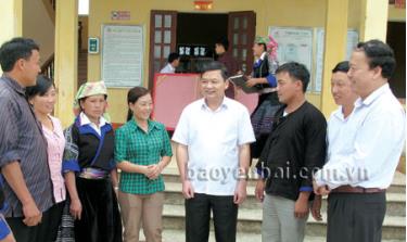 Đồng chí Dương Văn Thống - Phó bí thư Thường trực Tỉnh uỷ, Chủ tịch HĐND tỉnh, Trưởng đoàn Đại biểu Quốc hội tỉnh trao đối với cử tri xã Nậm Khắt, huyện Mù Cang Chải.