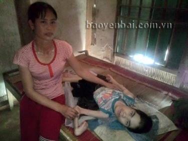 Chị Doan đang chăm sóc đứa con trai lớn.
