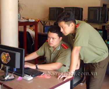 Cán bộ, chiến sỹ Phòng An ninh chính trị nội bộ Công an  tỉnh kiểm tra hoạt động của các điểm kinh doanh dịch vụ Internet.