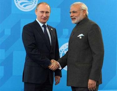 Tổng thống Putin bắt tay Thủ tướng Ấn Độ Narendra Modi tại hội nghị SCO ở Nga ngày 10/7.