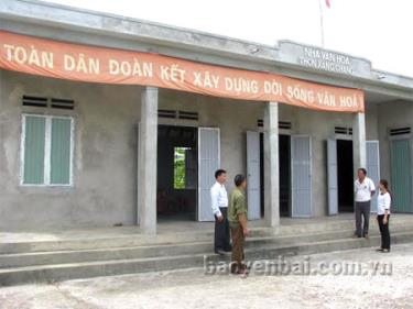 Nhà văn hóa thôn Xâng Chang được nhân dân đóng góp xây dựng rộng rãi, khang trang.
