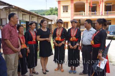 Đồng chí Nguyễn Thị Minh Phương (thứ 4, trái sang) - Phó bí thư Thường trực Huyện ủy trao đổi với cán bộ và nhân dân xã Khai Trung về triển khai học tập Chỉ thị 03 và Nghị quyết TW4 tại cơ sở.