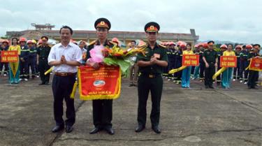 Đồng chí Hoàng Xuân Nguyên – Phó chủ tịch UBND tỉnh cùng lãnh đạo Tổng công ty Viễn thông Viettel trao giải Nhất cho Đội PCCC Chi nhánh Viettel Phú Thọ.