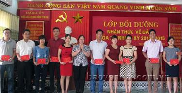 Lãnh đạo Đảng ủy Khối các cơ quan tỉnh khen thưởng các học viên có thành tích xuất sắc trong khóa học.
