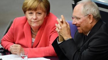 Thủ tướng Đức Angela Merkel và Bộ trưởng Tài chính Đức Wolfgang Schaeubl tại phiên bỏ phiếu của Quốc hội Đức về kế hoạch cứu trợ mới với Hy Lạp.