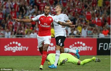 Theo Walcott mở đầu cho chiến thắng của Arsenal.