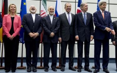Các quan chức tham gia đàm phán hạt nhân Iran ở Vienna (Áo) hôm 14/7. Trong ảnh, các quan chức đều lộ vẻ vui sướng sau khi thỏa thuận hạt nhân lịch sử được ký kết. Riêng Ngoại trưởng Iran Mohammad Javad Zarif (thứ 2 từ trái sang) tỏ ra hân hoan nhất khi ông ngửa mặt lên cười.
