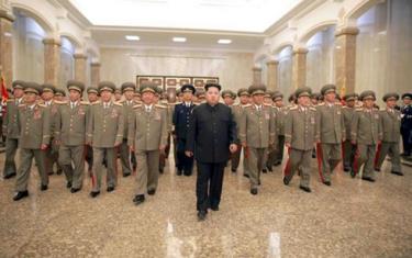 Lãnh đạo Triều Tiên Kim Jong-un (áo đen ở giữa).