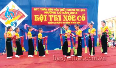 Học sinh bậc tiểu học của thị xã Nghĩa Lộ tham gia Hội thi xòe cổ năm 2014.
