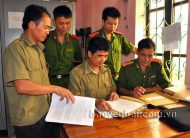 Công an huyện Lục Yên rà soát hồ sơ đối tượng nghiện ma túy tại xã Liễu Đô.