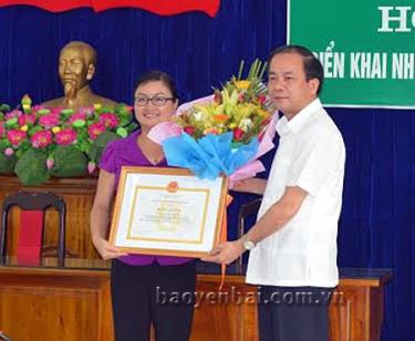 Thừa ủy quyền, đồng chí Tạ Văn Long – Phó chủ tịch Thường trực UBND tỉnh trao bằng khen của Thống đốc Ngân hàng Nhà nước cho đồng chí Nguyễn Thị Thu Hà – Chủ tịch Hội Liên hiệp phụ nữ tỉnh, thành viên Ban đại diện HĐQT Ngân hàng Chính sách xã hội tỉnh.
