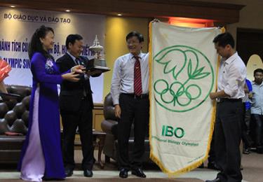 Việt Nam nhận cờ đăng cai Olympic Sinh Học 2016