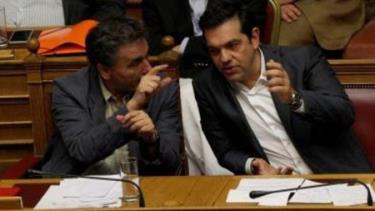 Thủ tướng Hy Lạp Alexis Tsipras (phải) và Bộ trưởng Tài chính Euclid Tsakalotos tại một phiên họp Quốc hội ở thủ đô Athens.