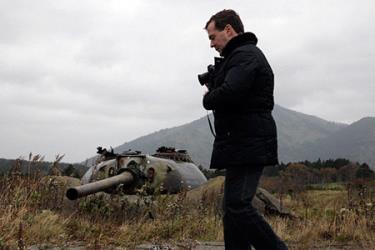 Thủ tướng Nga Dmitry Medvedev trong một lần đến thăm quần đảo Kuril.