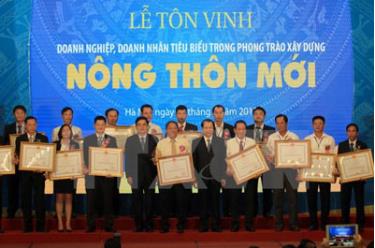 Phó Thủ tướng Chính phủ Vũ Văn Ninh tặng bằng khen của Thủ tướng Chính phủ cho 31 doanh nhân tiêu biểu.