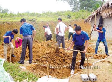 Các đoàn viên thanh niên cùng người dân hỗ trợ xây dựng nhà ở cho gia đình chính sách. 
(Ảnh: Thanh Nghị)