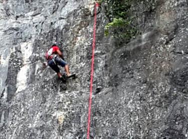 Cảnh leo núi bán nhân tạo tại cửa Hang Tối.