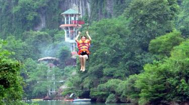 Hệ thống zip-line Sông Chày - Hang Tối thuộc Vườn Quốc gia Phong Nha - Kẻ Bàng.