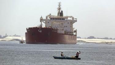 Một tàu chở hàng lưu thông qua kênh đào Suez.