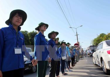 Thanh niên tình nguyện tham gia tiếp sức mùa thi.